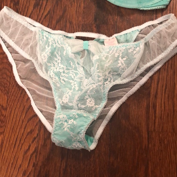 Victoria’s Secret Bra 34DD and M Panty - Set NWT - Picture 2 of 8